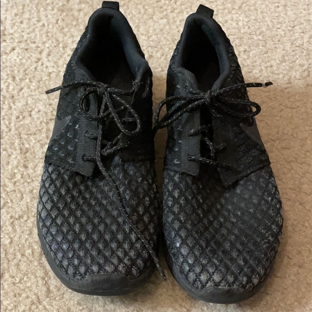 Men’s black Nike tennis shoes size 8